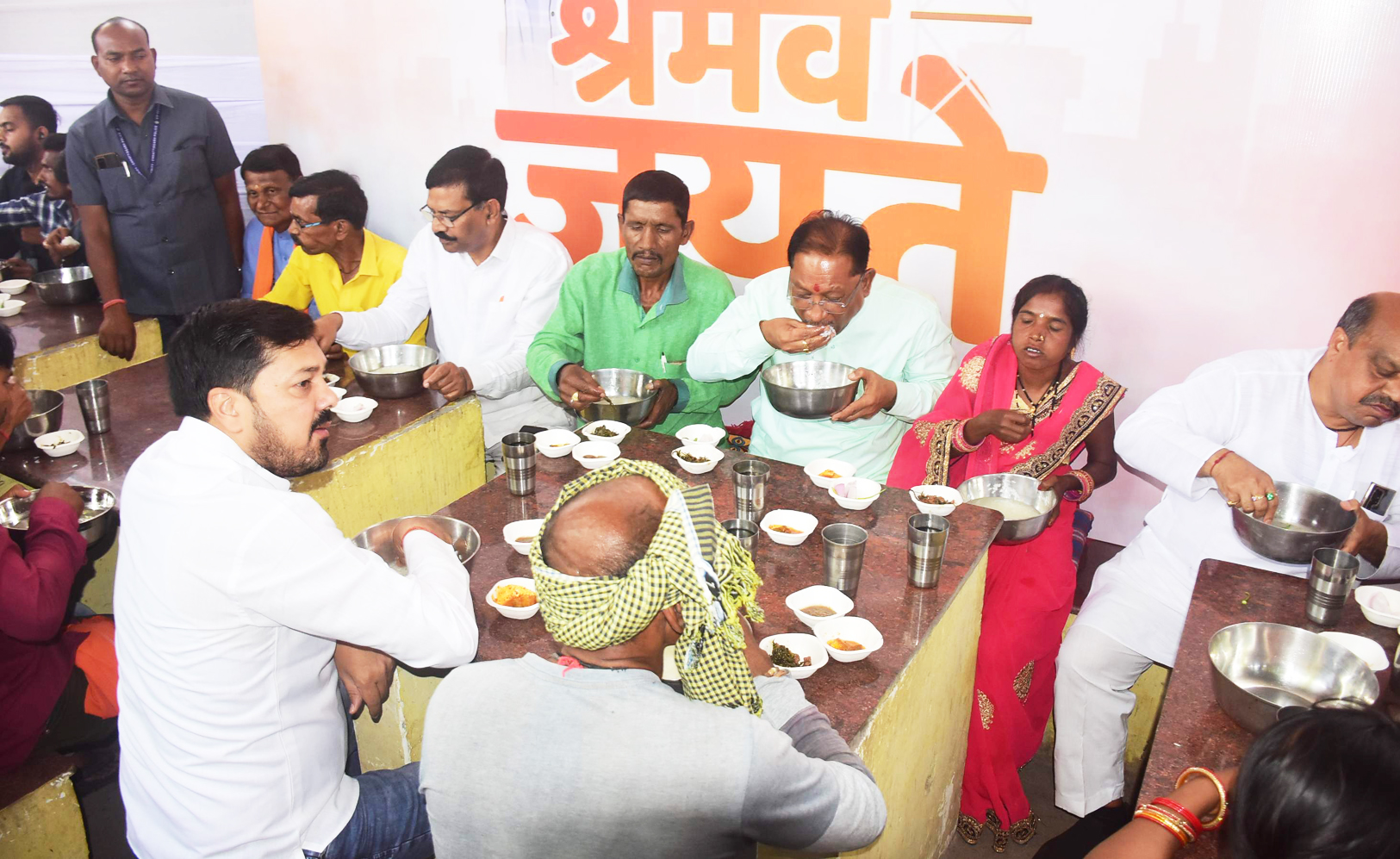 सीएम साय ने मजदूरों  संग खाया  बोरे-बासी