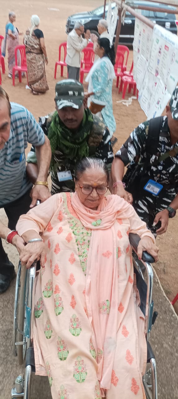 कैमरे की नजर से मतदान : मतदान को लेकर बुजुर्गों में उत्साह, जागरूकता देखते ही बनी