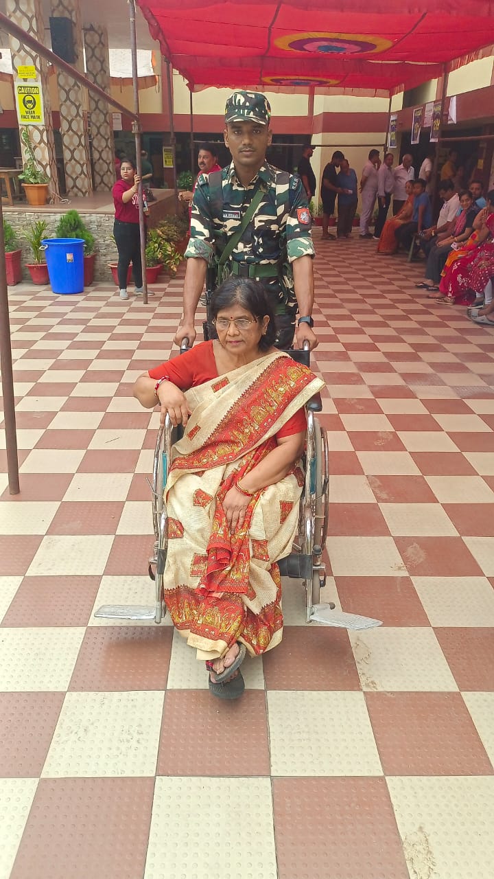 कैमरे की नजर से मतदान : मतदान को लेकर बुजुर्गों में उत्साह, जागरूकता देखते ही बनी