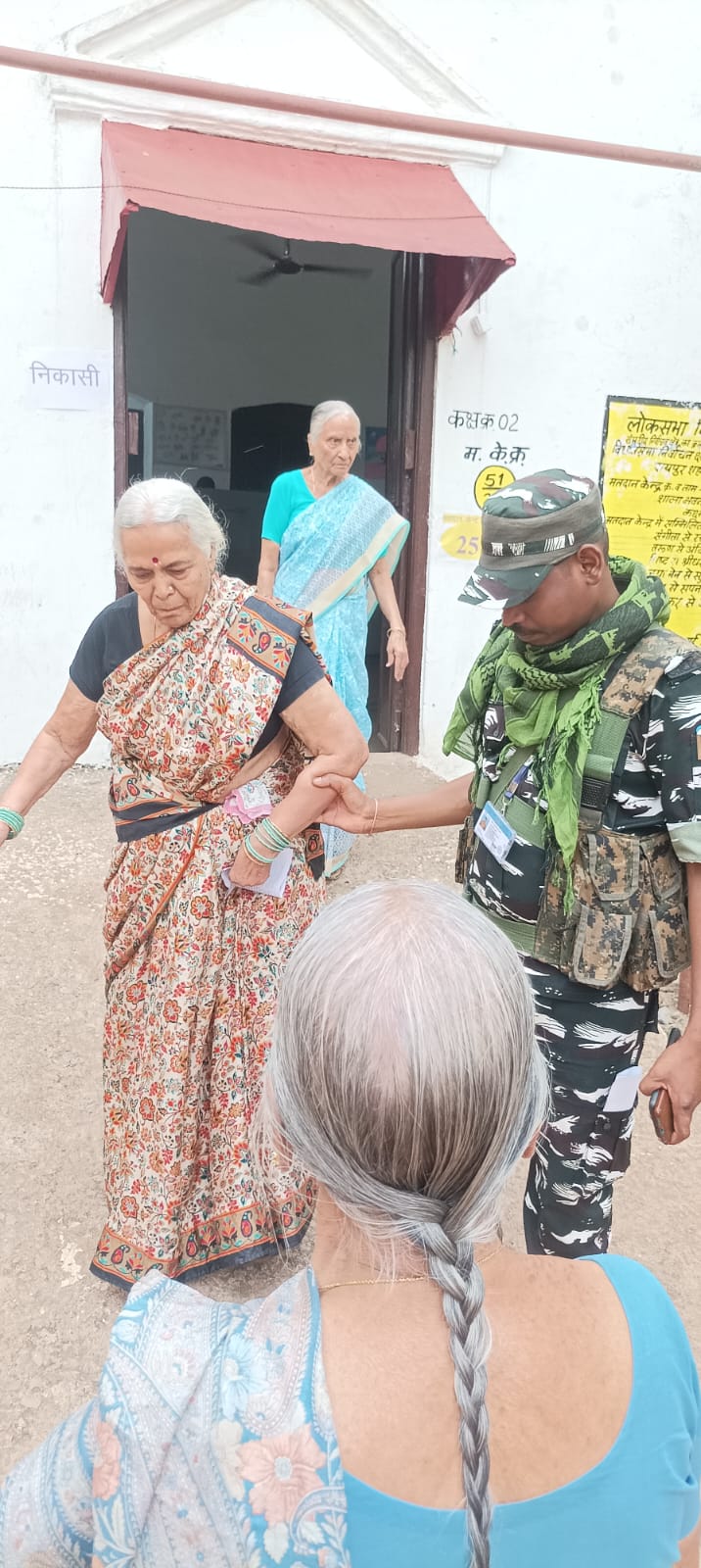 कैमरे की नजर से मतदान : मतदान को लेकर बुजुर्गों में उत्साह, जागरूकता देखते ही बनी