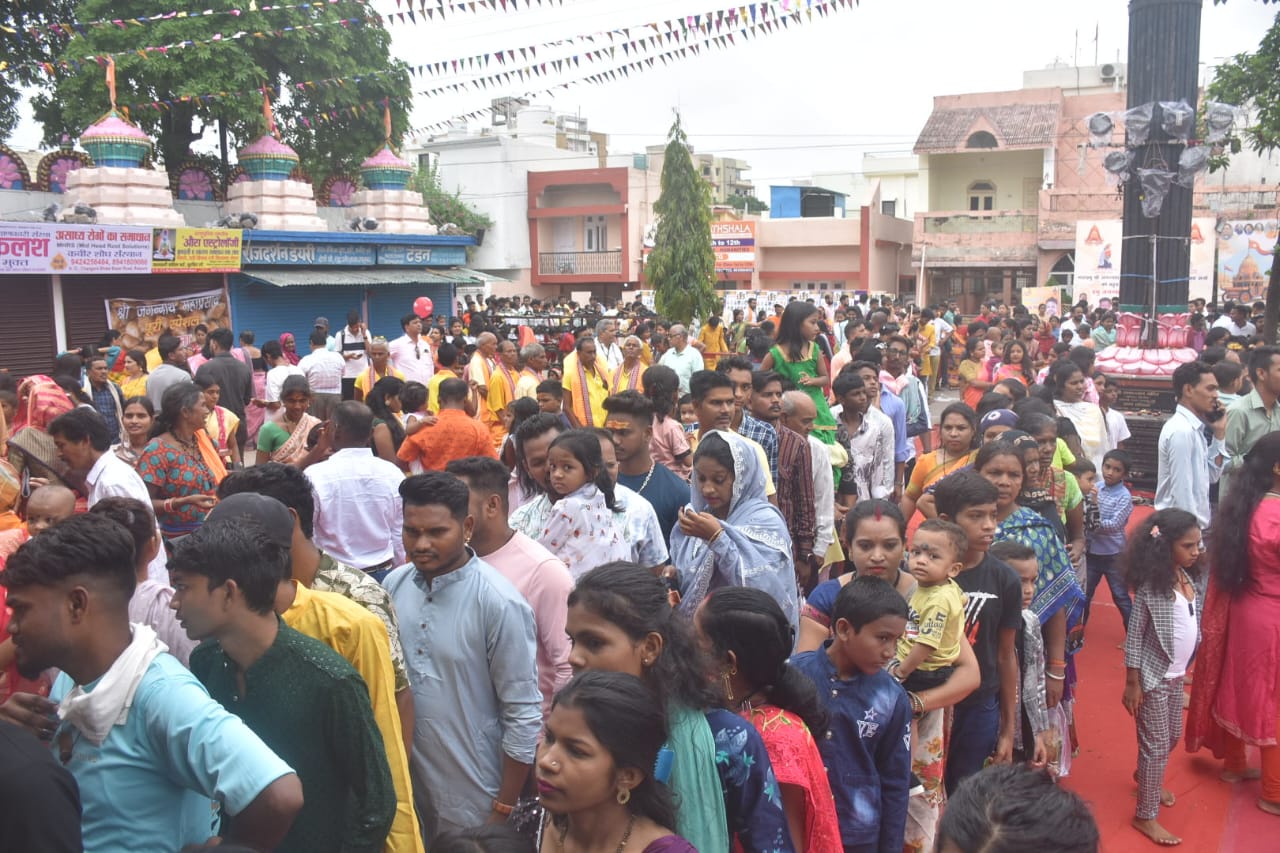 गायत्री नगर स्थित मंदिर में महाप्रभु जगन्नाथ के दर्शन के लिए भक्तों की लंबी कतार। वहीं विशेष पूजन के साथ भगवान को भोग भी लगाया गया।