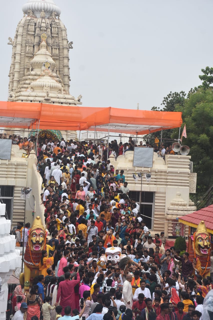 गायत्री नगर स्थित मंदिर में महाप्रभु जगन्नाथ के दर्शन के लिए भक्तों की लंबी कतार। वहीं विशेष पूजन के साथ भगवान को भोग भी लगाया गया।