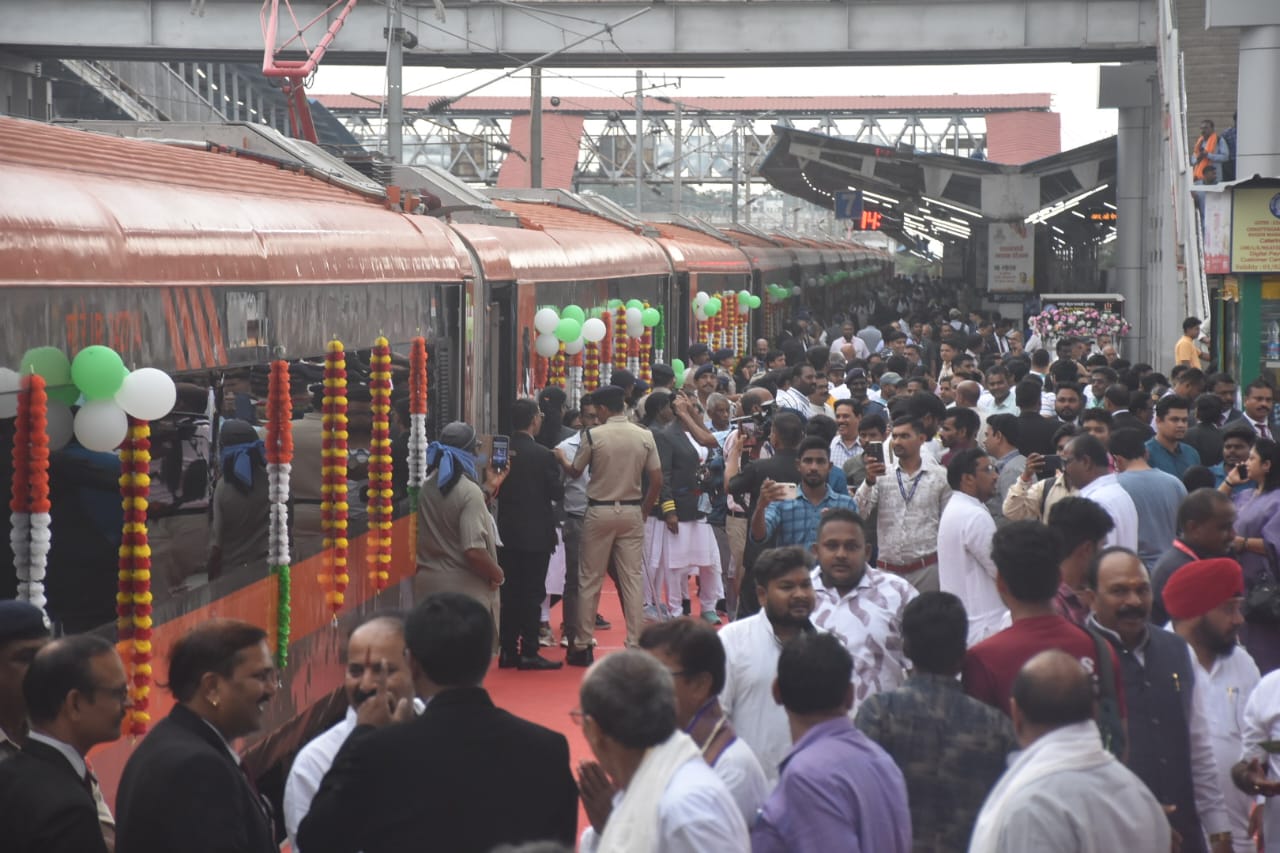 विशाखापट्टनम वंदेभारत एक्सप्रेस के उद्घाटन के मौके पर रायपुर स्टेशन की तस्वीरें ।