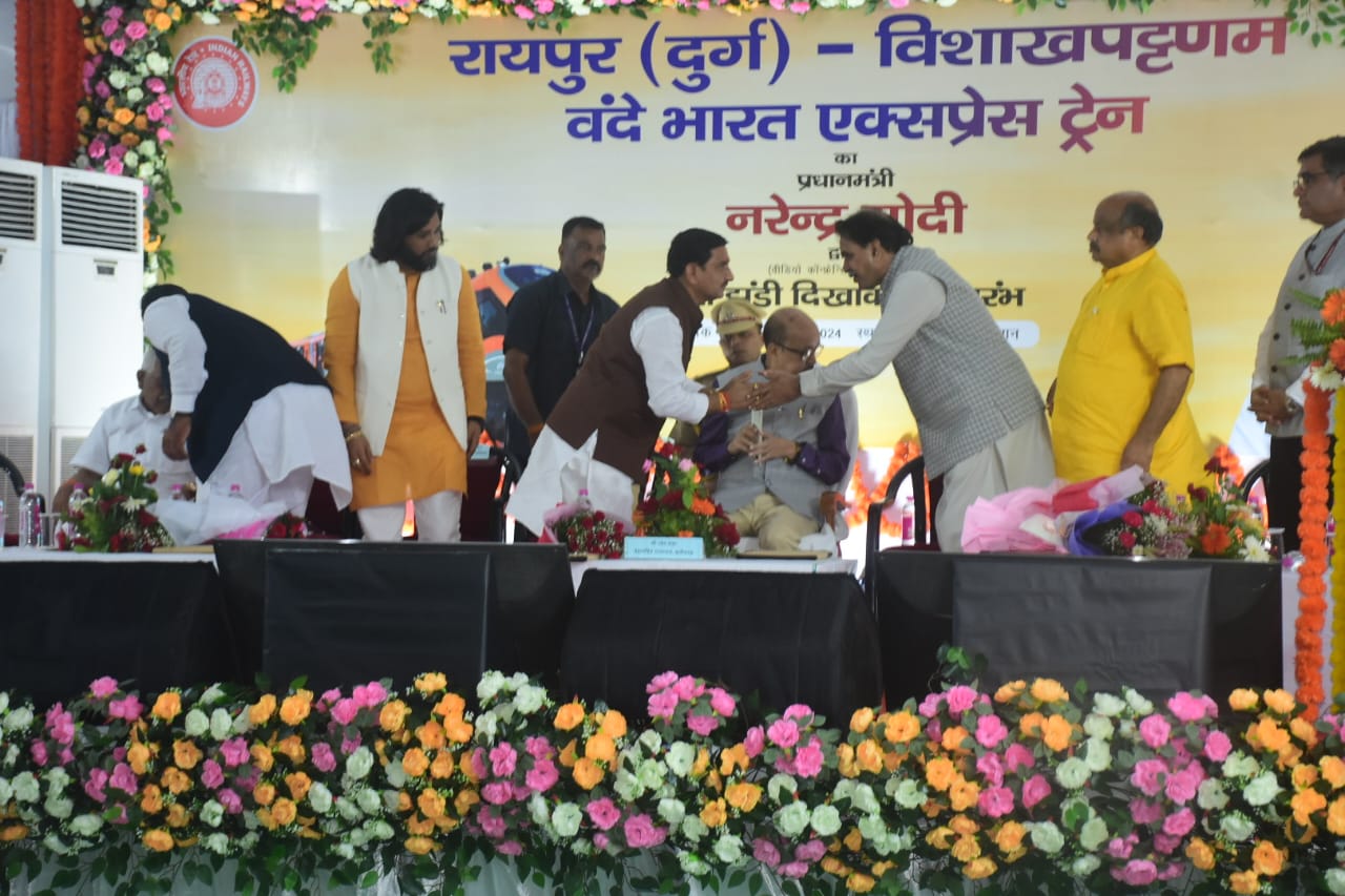 विशाखापट्टनम वंदेभारत एक्सप्रेस के उद्घाटन के मौके पर रायपुर स्टेशन की तस्वीरें ।