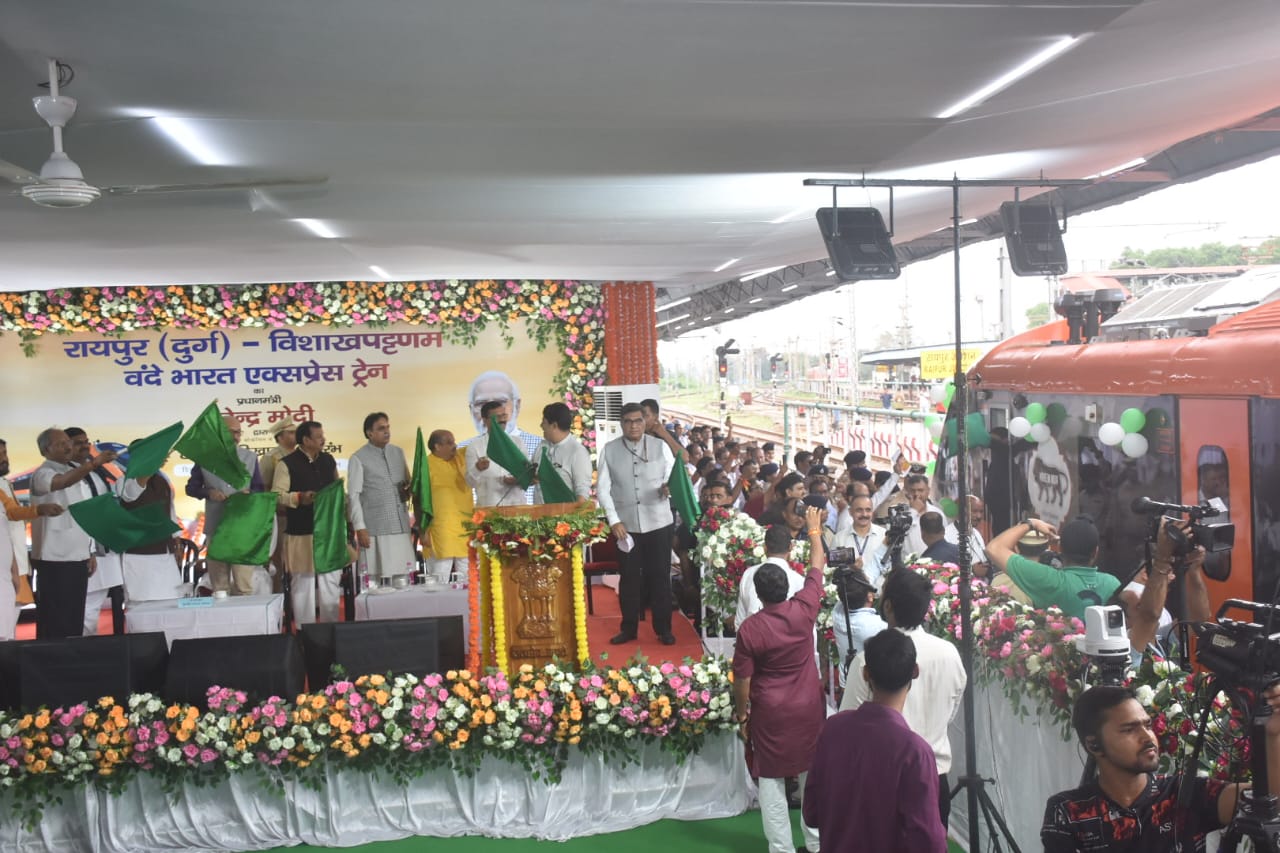 विशाखापट्टनम वंदेभारत एक्सप्रेस के उद्घाटन के मौके पर रायपुर स्टेशन की तस्वीरें ।