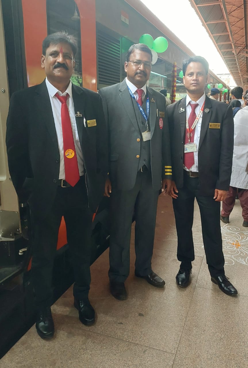 विशाखापट्टनम वंदेभारत एक्सप्रेस के उद्घाटन के मौके पर रायपुर स्टेशन की तस्वीरें ।