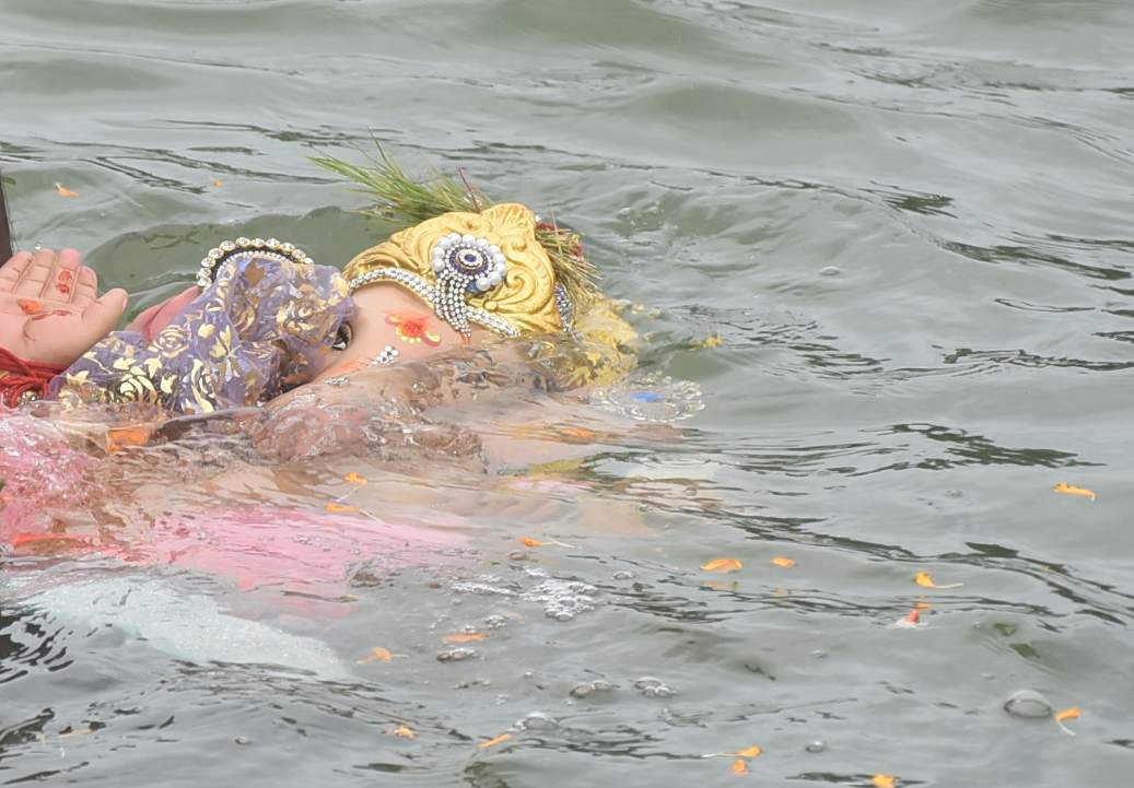 अगले बरस तू जल्दी आ...