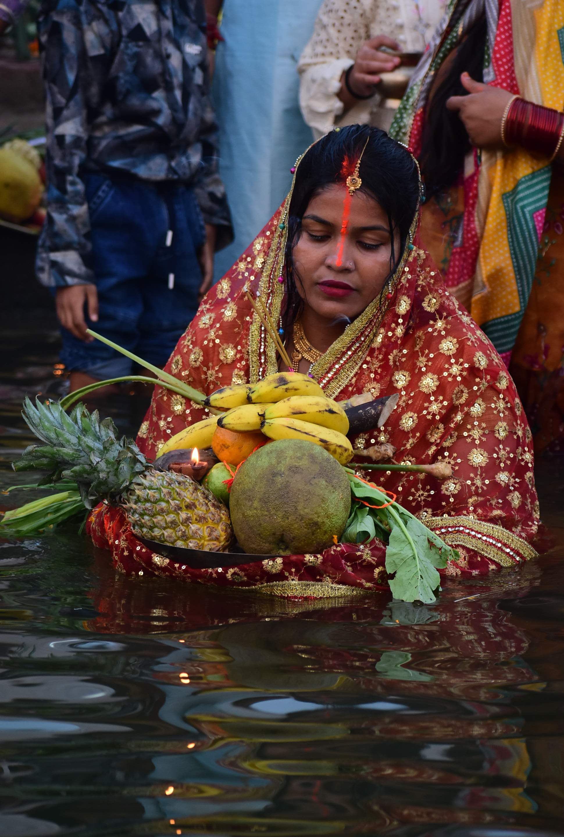 उदय होते सूर्य को अर्घ्य