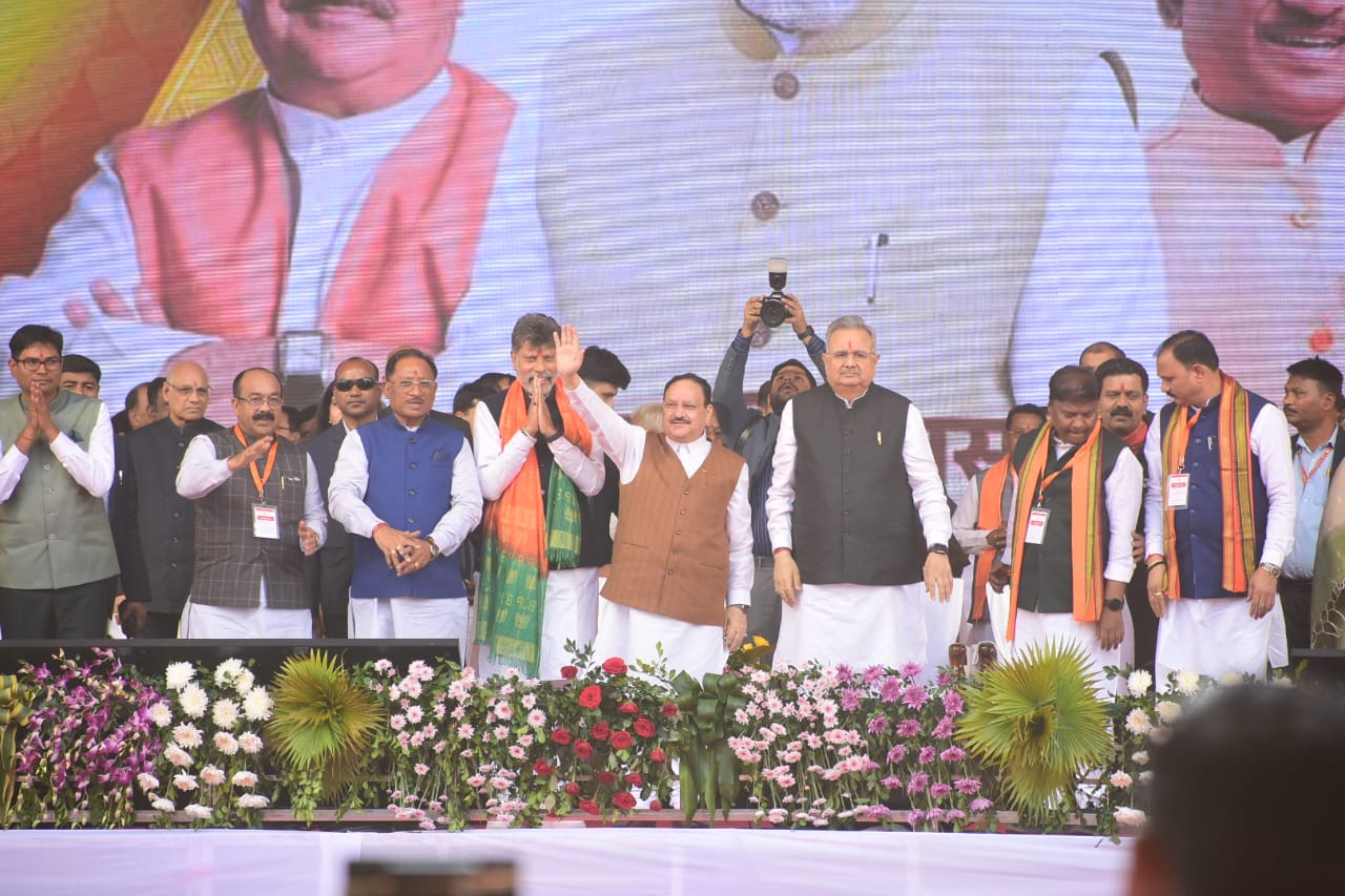 जनादेश परब- साइंस कॉलेज मैदान में आयोजित जनादेश परब कार्यक्रम शुरू । मंच पर राष्ट्रीय अध्यक्ष जेपी नड्ढा, सीएम विष्णु देव साय, स्पीकर रमन सिंह सभी मंत्री मंच पर मौजूद रहे