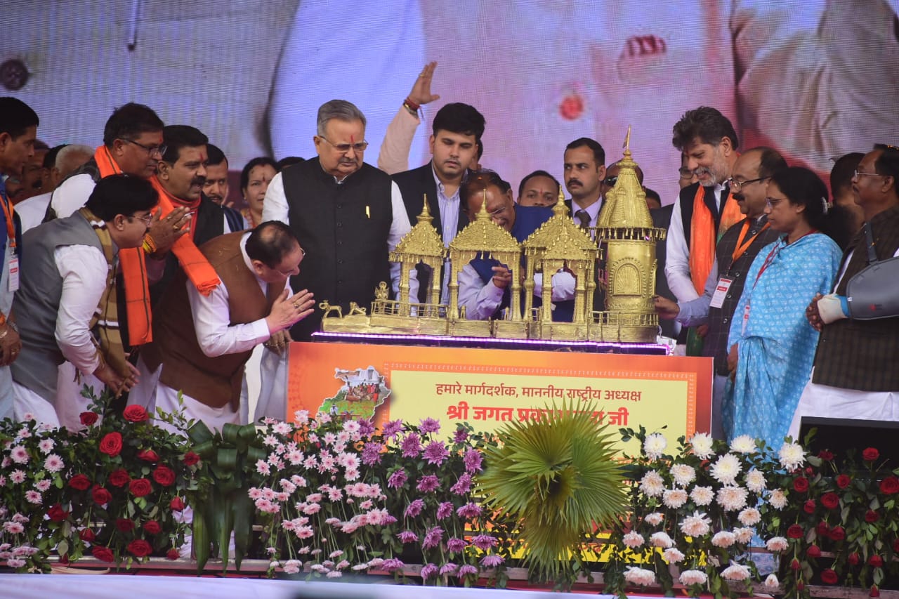 जनादेश परब- साइंस कॉलेज मैदान में आयोजित जनादेश परब कार्यक्रम शुरू । मंच पर राष्ट्रीय अध्यक्ष जेपी नड्ढा, सीएम विष्णु देव साय, स्पीकर रमन सिंह सभी मंत्री मंच पर मौजूद रहे