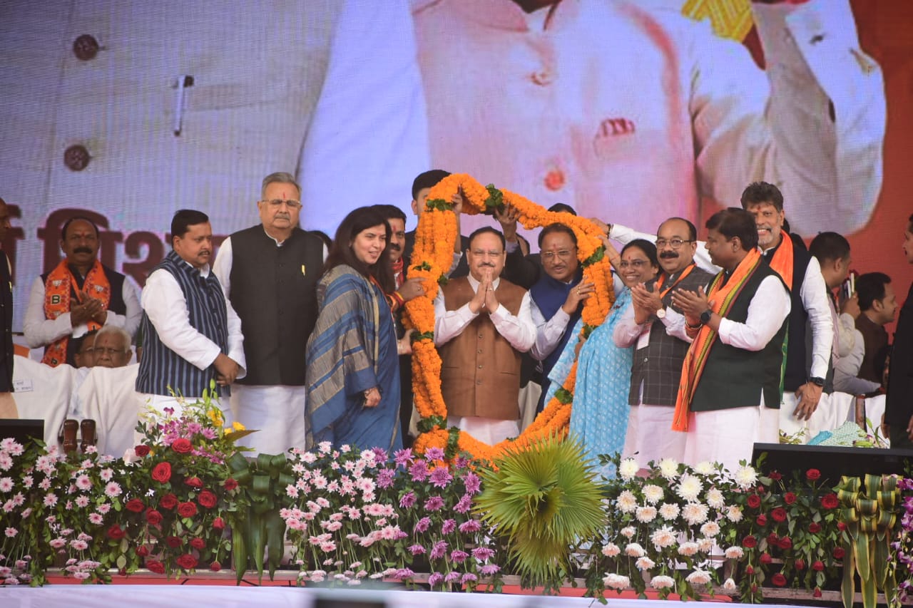 जनादेश परब- साइंस कॉलेज मैदान में आयोजित जनादेश परब कार्यक्रम शुरू । मंच पर राष्ट्रीय अध्यक्ष जेपी नड्ढा, सीएम विष्णु देव साय, स्पीकर रमन सिंह सभी मंत्री मंच पर मौजूद रहे