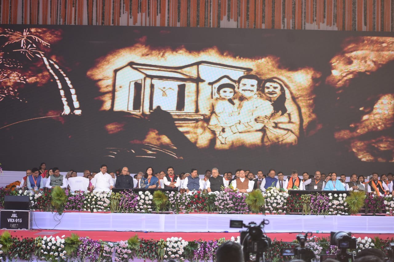 साइंस कॉलेज मैदान में आयोजित जनादेश परब कार्यक्रम शुरू । मंच पर राष्ट्रीय अध्यक्ष जेपी नड्ढा, सीएम विष्णु देव साय, स्पीकर रमन सिंह सभी मंत्री मंच पर मौजूद रहे