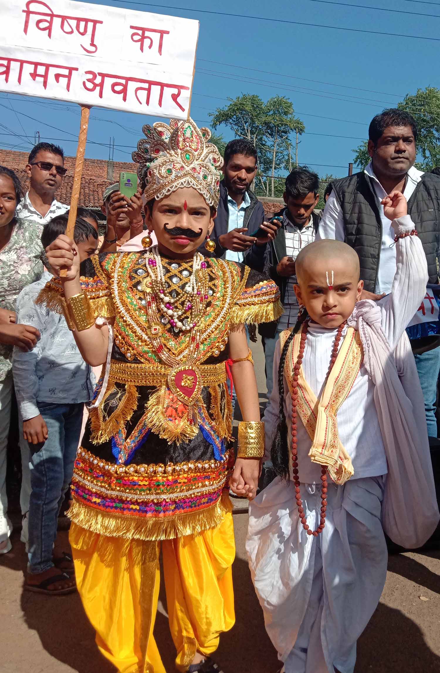 विदा वर्ष को खुशनुमा मनाने मनेन्द्रगढ़ की धरा पर उतरा बहुरूपियों का संसार