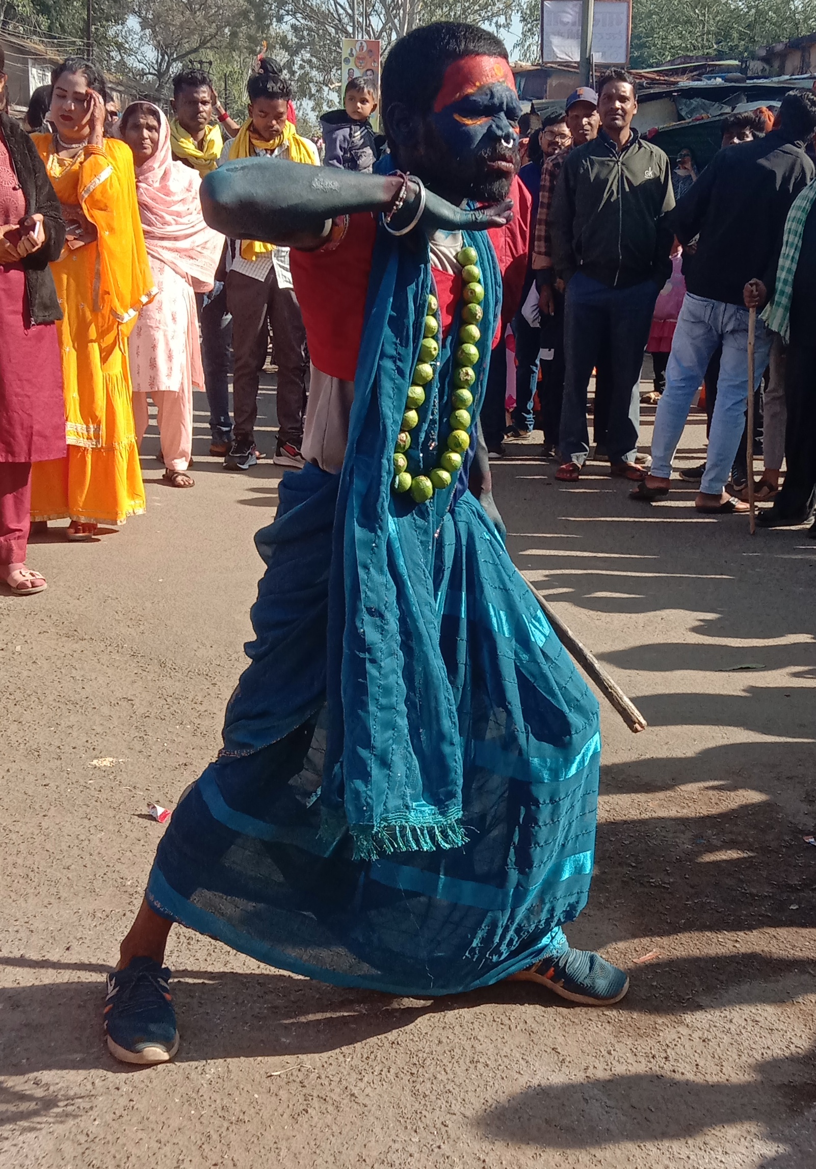 विदा वर्ष को खुशनुमा मनाने मनेन्द्रगढ़ की धरा पर उतरा बहुरूपियों का संसार