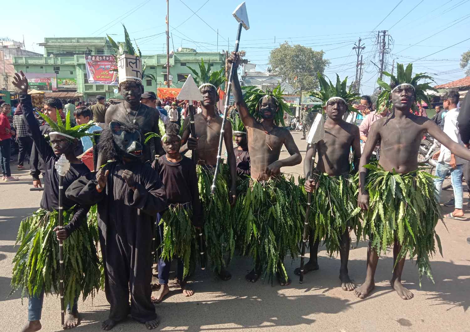 विदा वर्ष को खुशनुमा मनाने मनेन्द्रगढ़ की धरा पर उतरा बहुरूपियों का संसार
