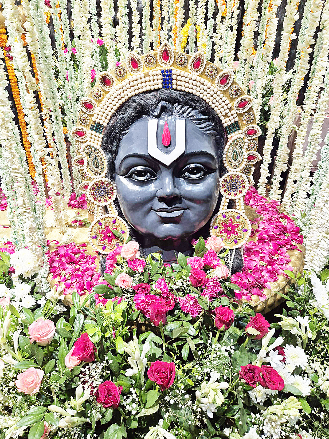 सावन मास के तीसरे सोमवार को राजधानी के शिवालय श्रद्धालुओं की भीड़ से भरे रहे। आज भद्रा होने की वजह से पंडितों ने दोपहर बाद पूजा अर्चना श्रेष्ठकर बताया।  इस मौके पर महादेव घाट स्थित हटकेश्वर महादेव को  रामलला स्वरूप में श्रृंगार किया गया। तस्वीर / ‘छत्तीसगढ़’ 