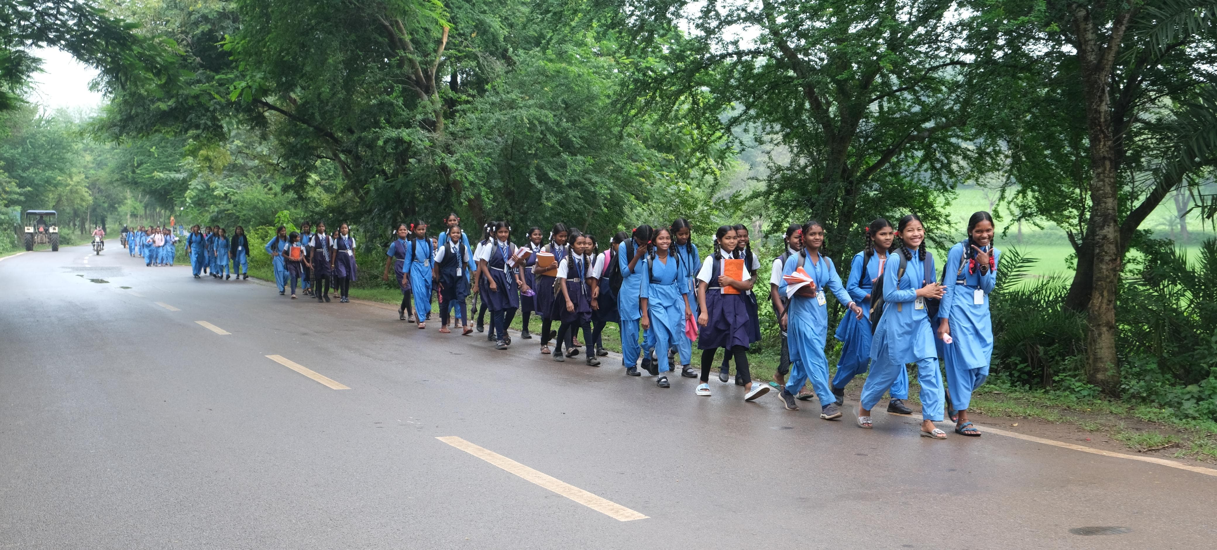 स्कूल आते-जाते भी कतारबद्ध...