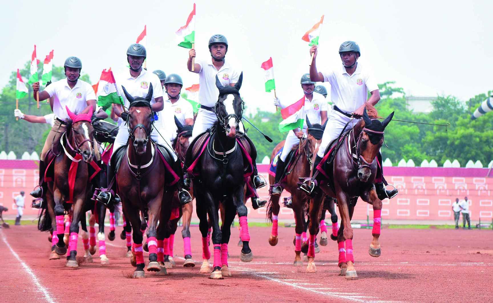 शुक्रवार को स्वतंत्रता दिवस समारोह मनाया जाएगा। इसके लिए बुधवार को राजधानी के पुलिस परेड ग्राउंड में फाइनल रिहर्सल का आयोजन किया गया। इस वर्ष  परेड में अश्वरोही दल, सशस्त्र बलों, पुलिस और एनसीसी कैडेट की 17 टुकडिय़ां शामिल हो रही हैं। परेड कमांडर आईपीएस इशु अग्रवाल होंगे। परेड की सलामी और ध्वजारोहण सीएम विष्णु देव साय करेंगे। इस मौके पर स्कूली बच्चों के द्वारा सांस्कृतिक कार्यक्रम और शासकीय विभागों की  विकास योजनाओं पर आधारित चल झांकियां भी प्रदर्शित की जाएंगी। तस्वीर / ‘छत्तीसगढ़’ 
