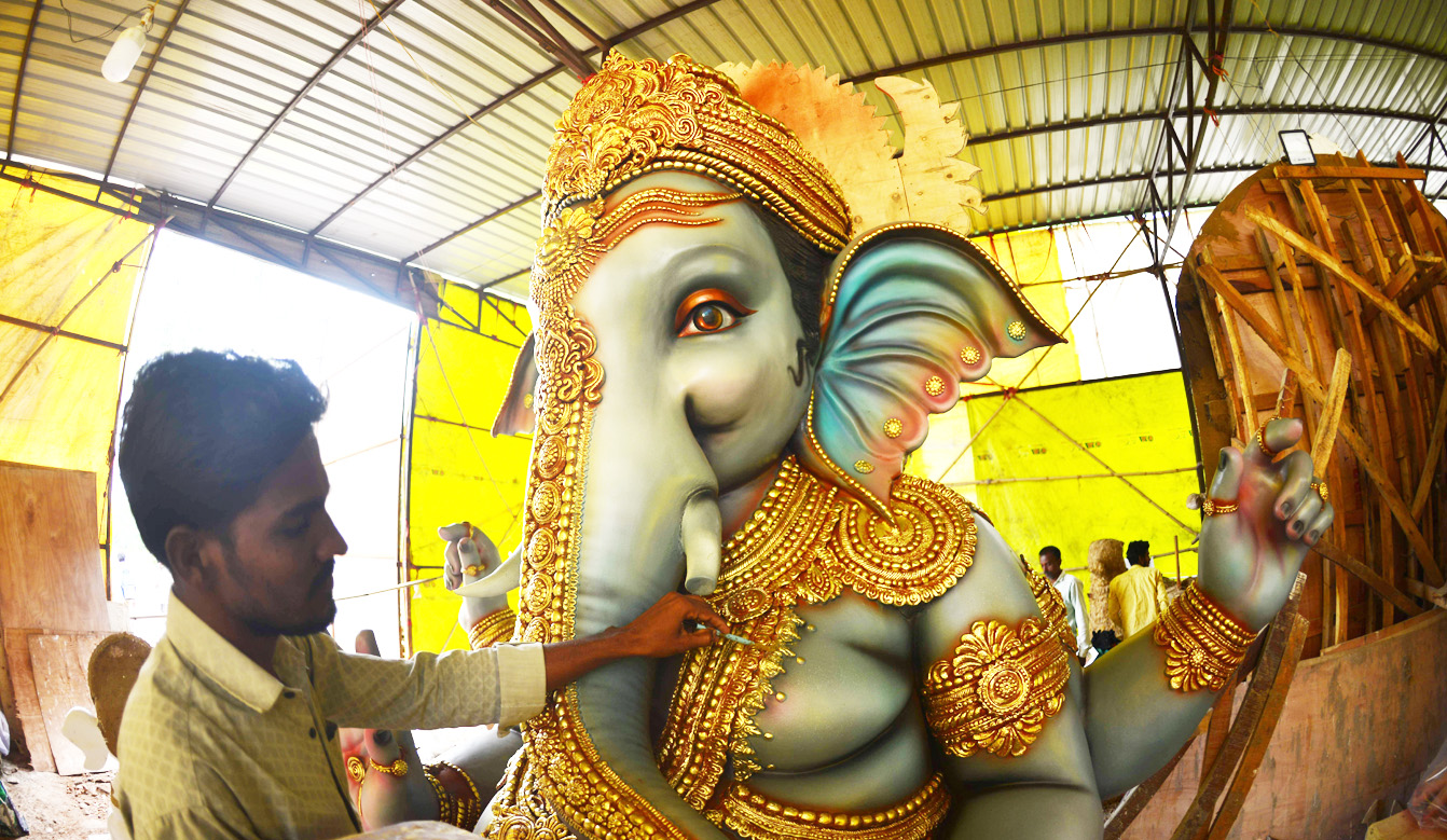 बुधवार से गणेशोत्सव की धूम शुरू होने वाली है। सभी मूर्तिकार लंबोदर की प्रतिमा को अंतिम रूप देने में जुटे हैं। रायपुरा में आकार लेते एकदंत। तस्वीर / ‘छत्तीसगढ़’ 