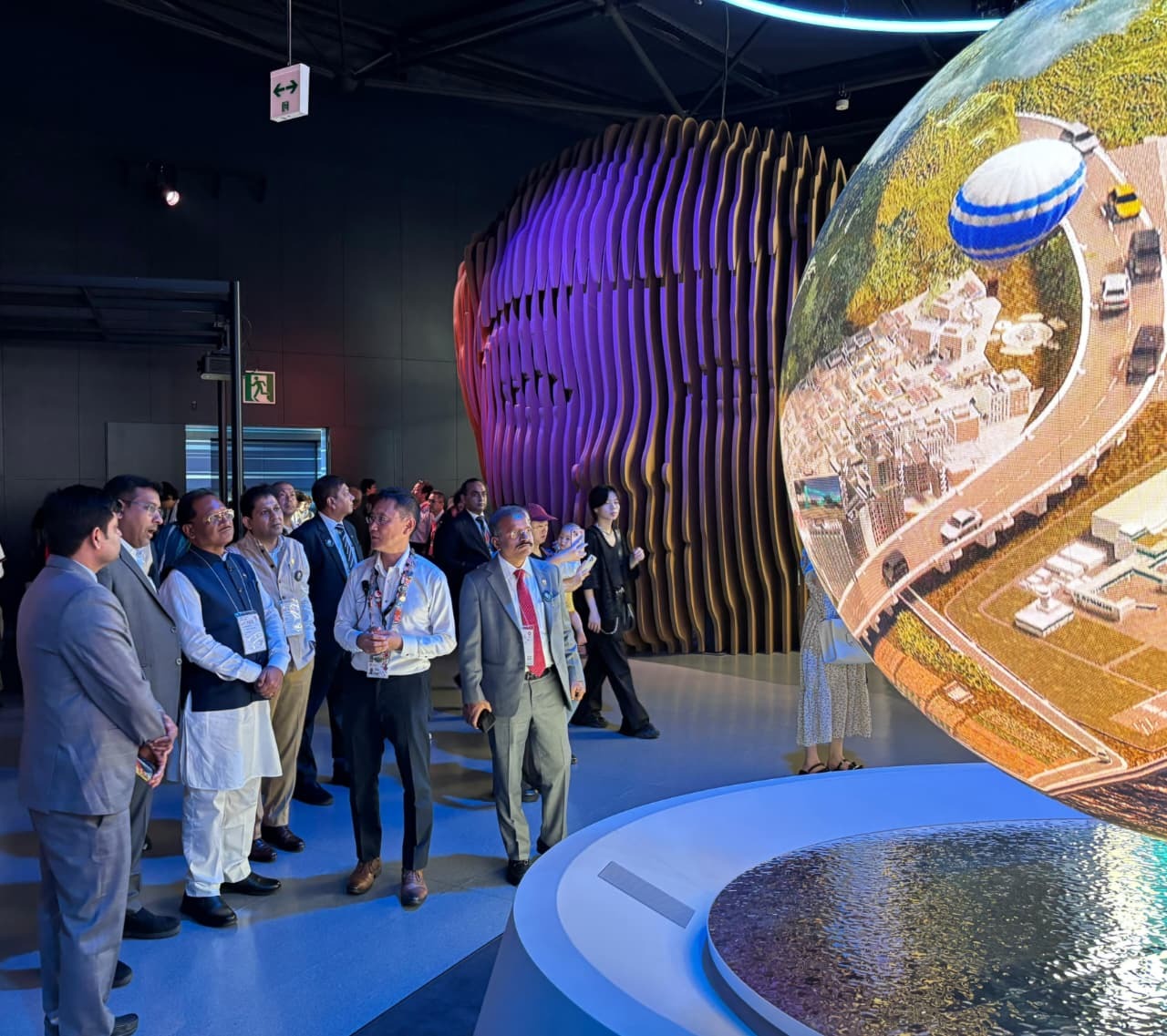 सोमवार को मुख्यमंत्री विष्णुदेव साय ने जापान के ओसाका में छत्तीसगढ़ पैवेलियन का अवलोकन किया। उन्होंने एक्स पर लिखा कि यह देखकर अत्यंत प्रसन्नता हुई कि दर्शक हमारी समृद्ध संस्कृति, प्राकृतिक सुंदरता और औद्योगिक प्रगति को करीब से जान रहे हैं। यह पैवेलियन छत्तीसगढ़ के उस विजन को दर्शाता है, जो उसे वैश्विक साझेदारियों का केंद्र बनाने की ओर अग्रसर है। हम विश्व को इस यात्रा में साझीदार बनने के लिए आमंत्रित करते हैं।