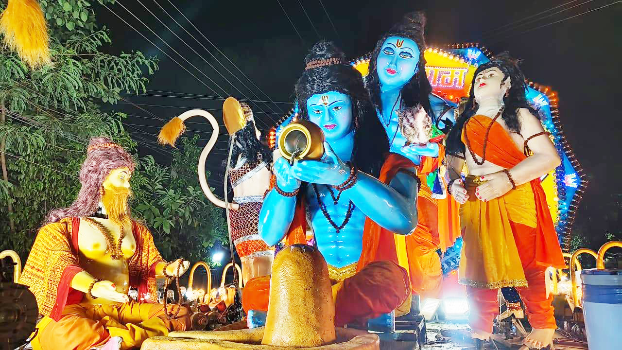 हर साल राजनांदगांव में गणेशोत्सव के आखिरी दिन झांकियों का नजारा ऐतिहासिक होता है। पौराणिक गाथाओं और लोक संदेशों से जुड़ी झांकियों को देखने के लिए रातभर हजारों की संख्या में लोगों की भीड़ उमड़ी रही। झांकियों ने भक्तों का मन मोहा।  तस्वीर / ‘छत्तीसगढ़’ / अभिषेक यादव