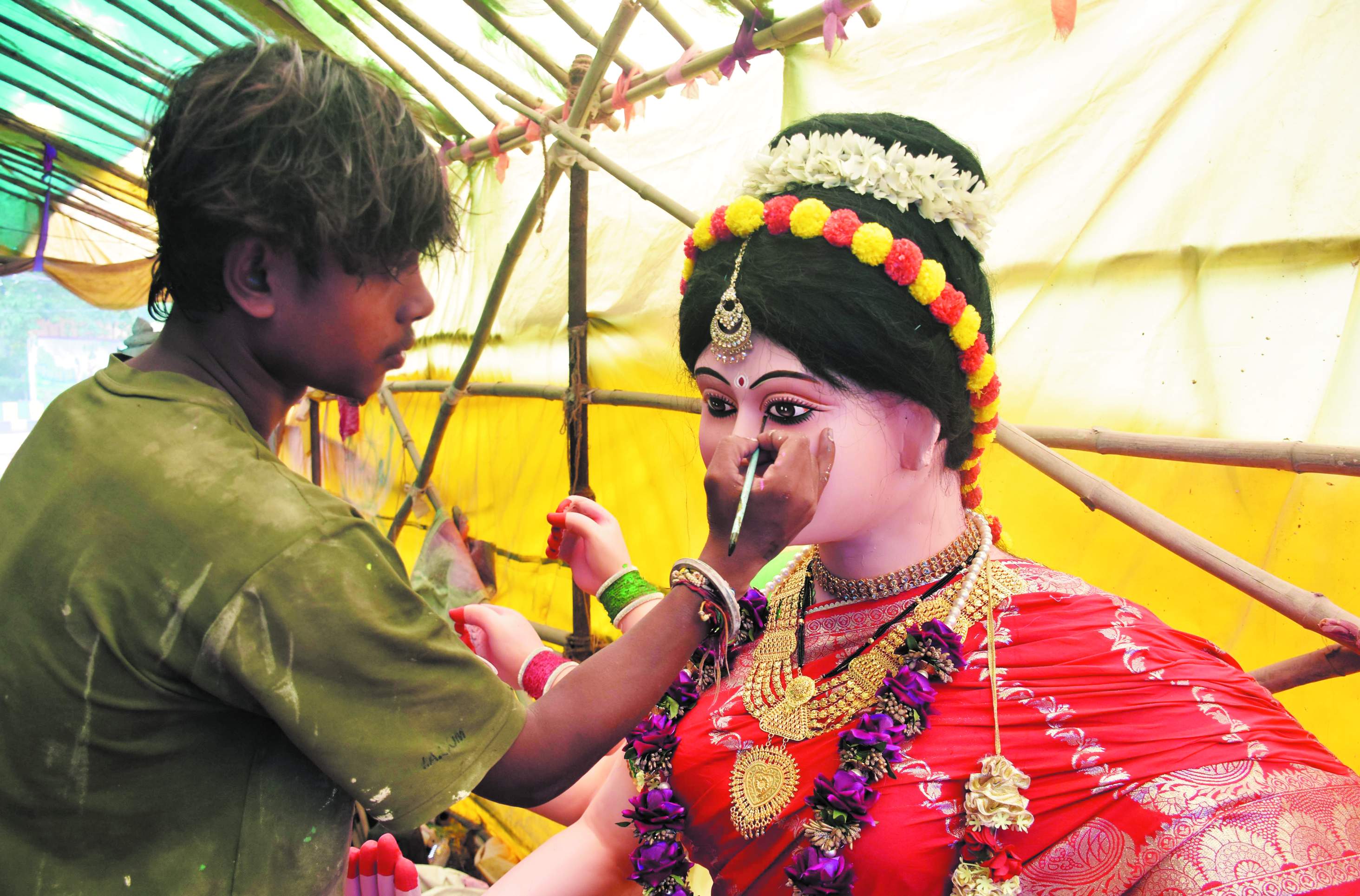 क्वांर नवरात्र सोमवार से शुरू हो रहे हैं। इस दौरान शहर के कई सार्वजनिक उत्सव समितियां मां दुर्गा की प्रतिमाएं स्थापित करेंगी। मूर्तिकार मां की प्रतिमाओं को अंतिम आकार और श्रृंगार दे रहे हैं। तस्वीर / ‘छत्तीसगढ़’ 