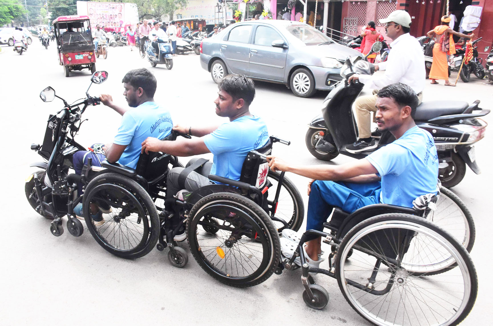 ये दिव्यांग, छत्तीसगढ़ व्हील चेयर स्पोर्ट्स एसोसिएशन के सदस्य हैं। जो राजधानी के नेताजी स्टेडियम में आयोजित कार्यक्रम में शामिल होने आए थे। इस तस्वीर का उल्लेखनीय पहलू यह है कि इन तीनों व्हील चेयर में से पहला ही बैटरी चलित है। अपने पहले साथी की मदद से पीछे के दिव्यांग अपना सफर पूरा कर रहे। तस्वीर / ‘छत्तीसगढ़’ / जय गोस्वामी