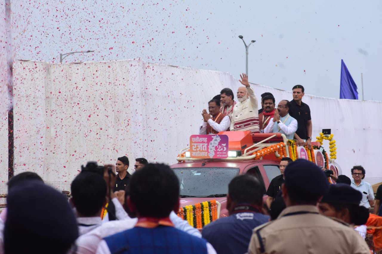 राज्योत्सव स्थल पर पीएम मोदी का प्रवेश तस्वीरों में