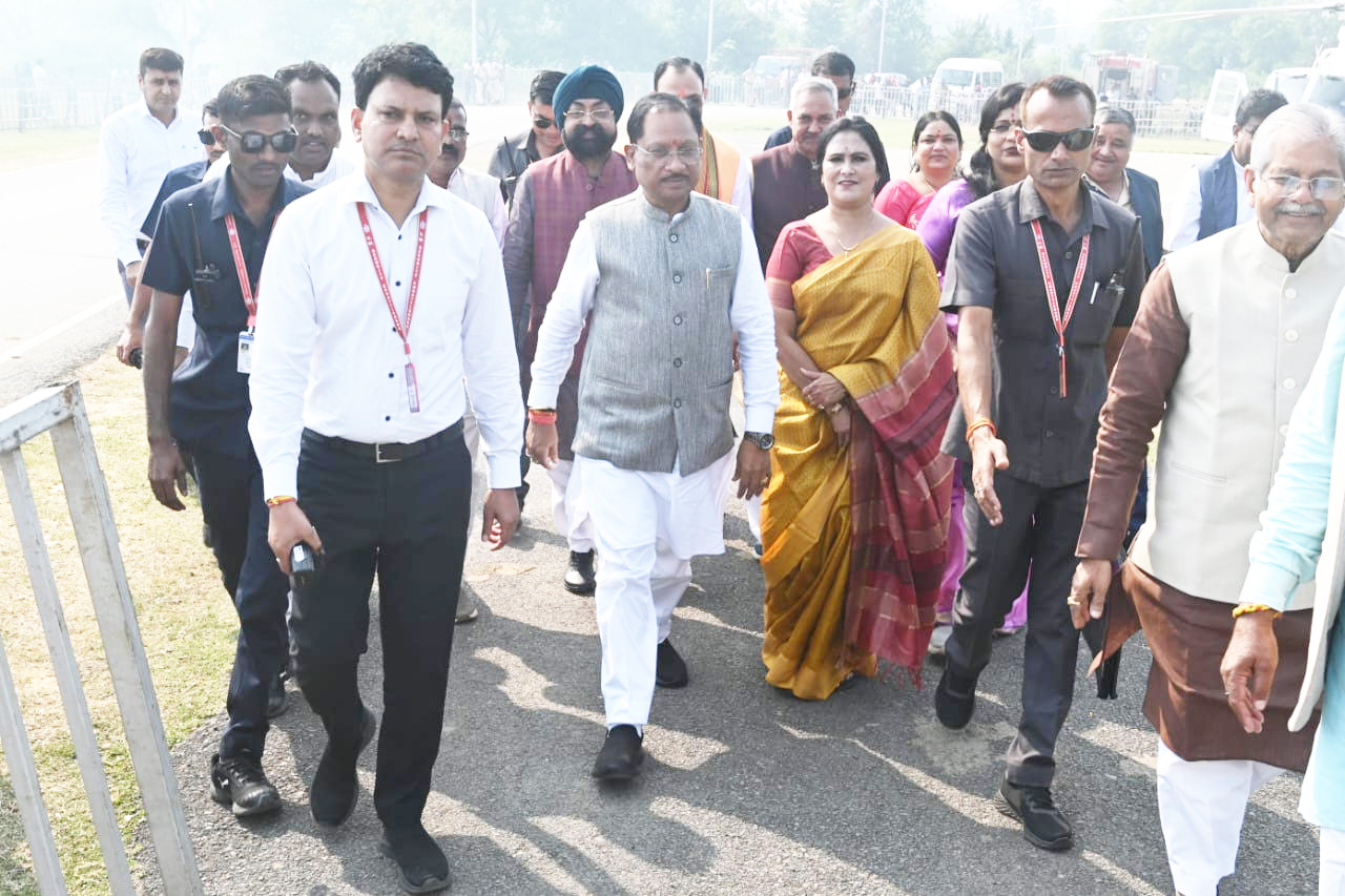 मुख्यमंत्री विष्णुदेव साय आज दोपहर 1.30 बजे महामाया मंदिर रतनपुर स्थित हेलीपैड पहुंचे। आज यहां कल्चुरी कलार महोत्सव आयोजित किया गया है, जिसमें वे शामिल हो रहे है। उनके साथ स्वास्थ्य मंत्री श्याम बिहारी जायसवाल भी पहुंचे। 