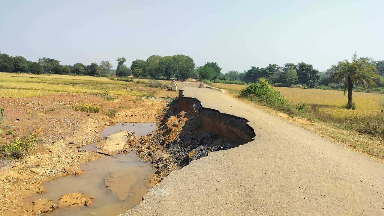 खुद के मरम्मत के लिए तरस रही सडक़ें...