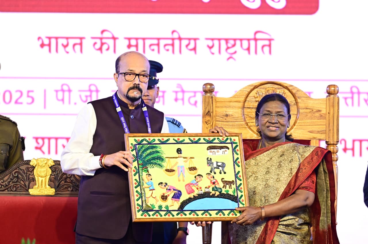 राष्ट्रपति द्रौपदी मुर्मू आज अंबिकापुर में जनजातीय गौरव दिवस समारोह में शामिल हुईं। इस अवसर की तस्वीरें: ---