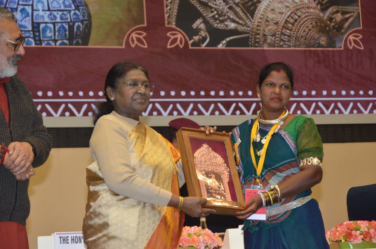 नई दिल्ली के विज्ञान भवन में छत्तीसगढ़ की शिल्पकार  हीराबाई झरेका बघेल को आज धातुकला में उत्कृष्ट योगदान के लिए राष्ट्रपति द्रौपदी मुर्मू ने राष्ट्रीय हस्तशिल्प पुरस्कार से सम्मानित किया।