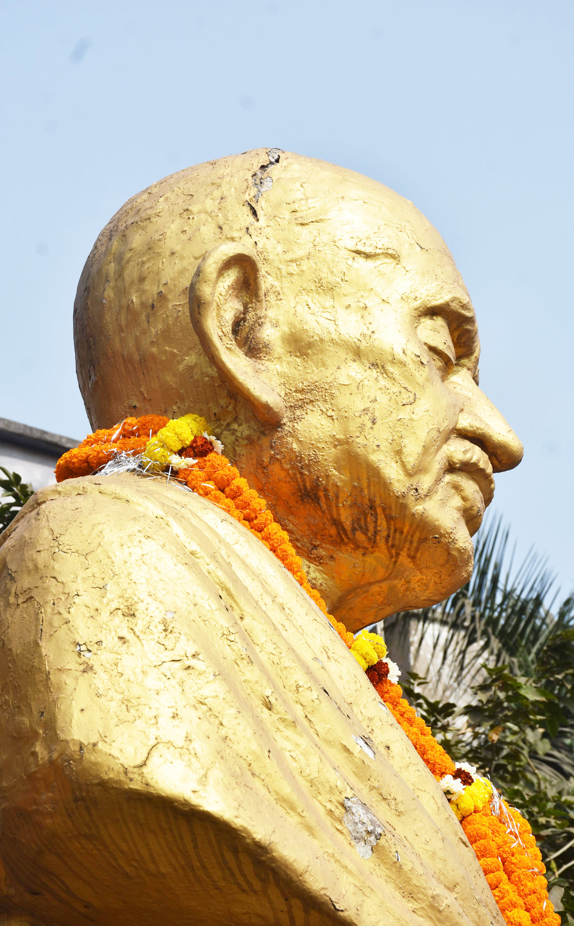 हे राम... कांग्रेस और महात्मा गांधी का शताधिक वर्ष पुराना संबंध है। कांग्रेस जन मोहनदास करमचंद गांधी को अपना आराध्य भी मानते हैं। देश से लेकर छत्तीसगढ़ के गांव में गांधी प्रतिमाएं कांग्रेस ने ही स्थापित किया। इसके बाद अब और हाल के वर्षों में भाजपा पर गांधी को हाईजैक करने का आरोप लगाते रहे हैं। कल समूचे देश के साथ राजधानी में भी कांग्रेस ने गांधी पुण्यतिथि पर महात्मा को याद किया। राजधानी के पुराने कांग्रेस भवन में दशकों पूर्व स्थापित  महात्मा की यह प्रतिमा कपाल से चटक और धूल धूसरित भी हो गई है। इसी हाल में अनुयायी कांग्रेस जनों ने पुष्पांजलि अर्पित कर बापू को याद किया।  तस्वीर / ‘छत्तीसगढ़’ / जय गोस्वामी