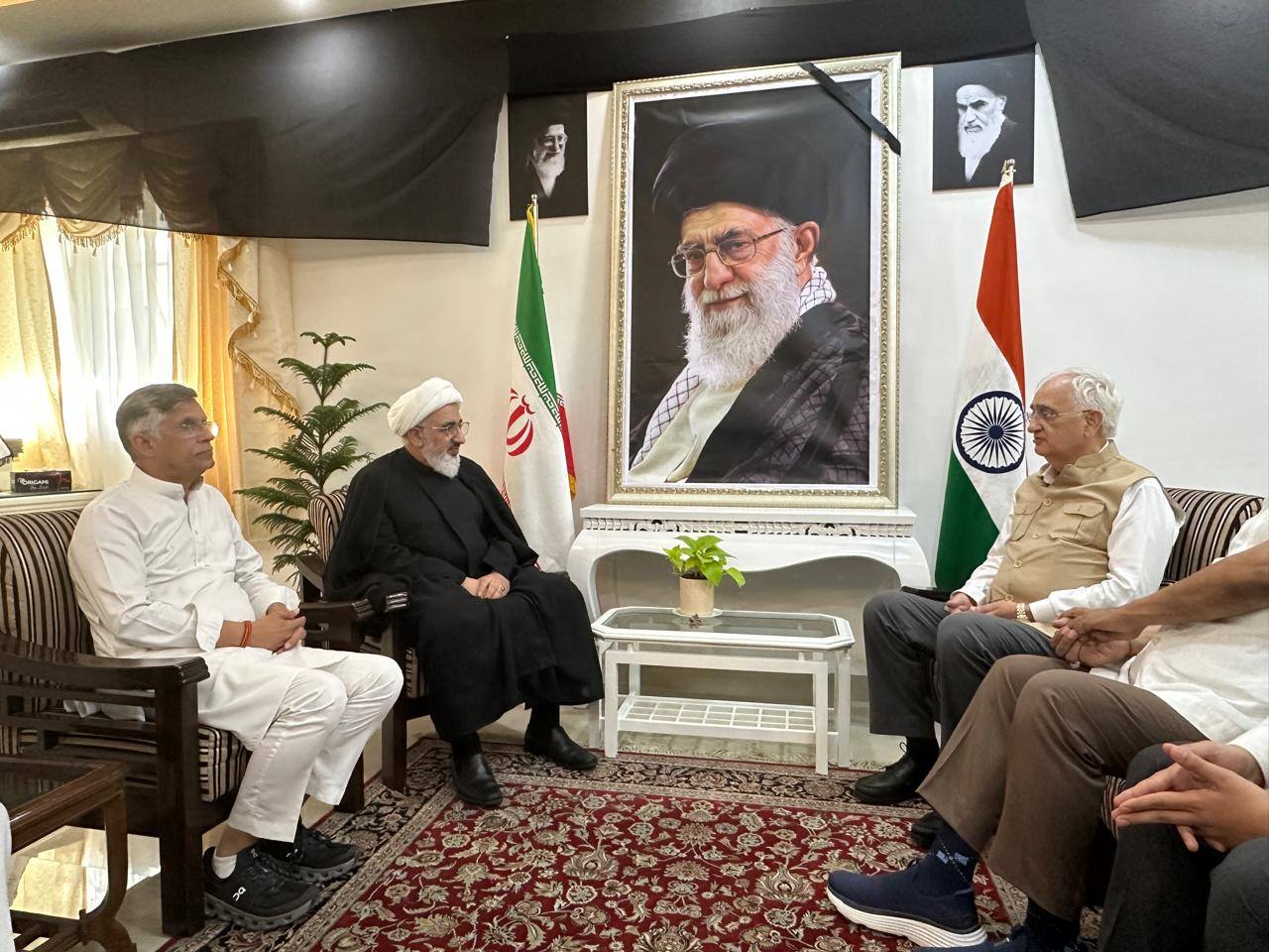 कांग्रेस पार्टी का एक प्रतिनिधिमंडल सलमान खुर्शीद और पवन खेड़ा के नेतृत्व में ईरान हाई कमीशन पहुंच कर ईरान के सबसे बड़े धार्मिक नेता अयातुल्ला अली ख़ामेनई को श्रद्धांजलि दी। दोनों नेताओं ने शोक पुस्तिका पर कांग्रेस पार्टी की तरफ से शोक संदेश भी लिखा..|