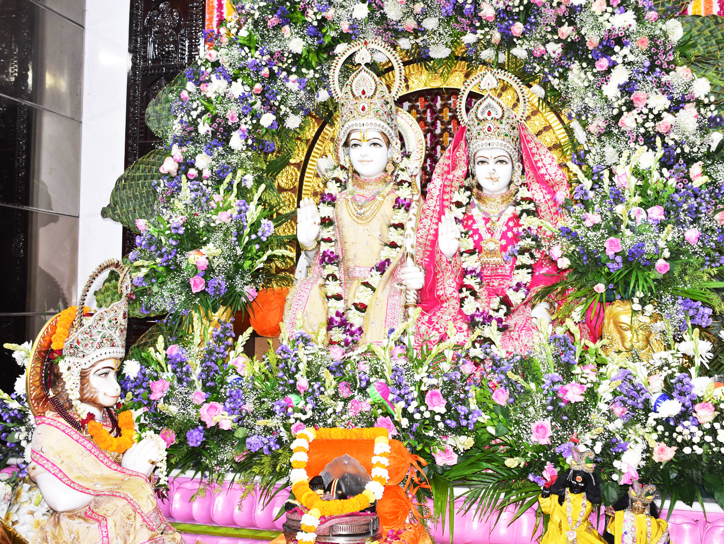 श्रीराम जन्मोत्सव के मौके पर वीआईपी रोड स्थित मंदिर में भगवान श्रीराम और सीता की प्रतिमाओं का विशेष श्रृंगार किया गया। जहां दर्शन के लिए दिन भर भक्तों का तांता लगा रहा। तस्वीर / ‘छत्तीसगढ़’ 