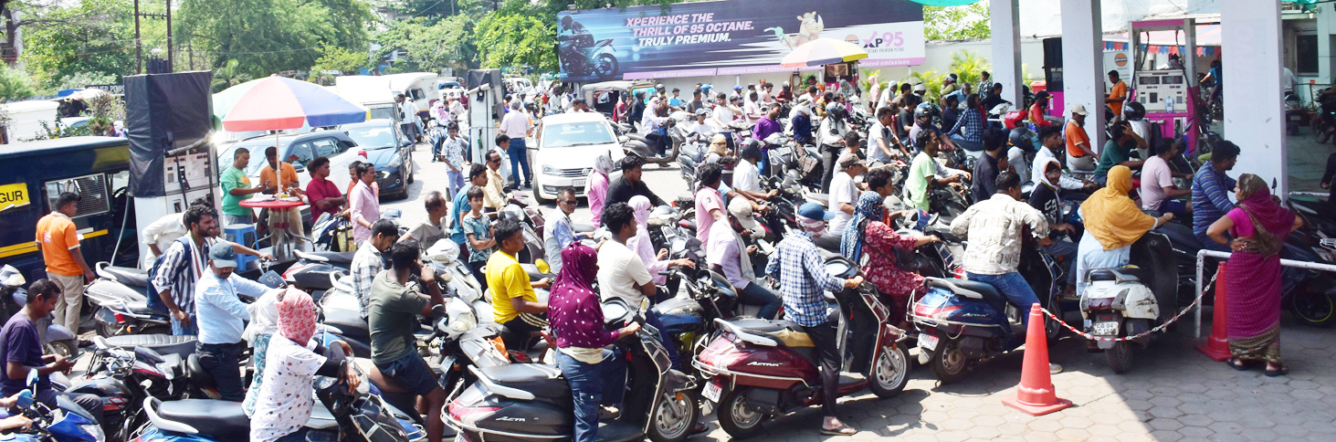 राजधानी में दूसरे दिन भी पेट्रोल-डीजल का संकट देखने को मिल रहा है। वहीं  सरगुजा, महासमुंद सुकमा , दंतेवाड़ा और अन्य जिलों से भी यही खबरें मिल रही हैं। रायपुर कलेक्टर गौरव सिंह ने स्थिति की समीक्षा के लिए पेट्रोलियम कंपनियों के स्थानीय अफसरों की बैठक बुलाई है। तस्वीर / ‘छत्तीसगढ़’