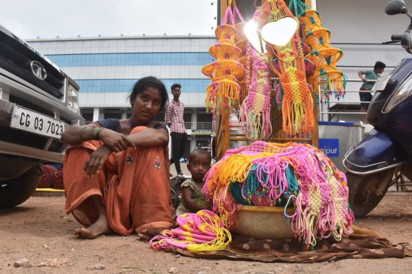 बेचने आने वालों की अपनी जिंदगी रंग से परे...