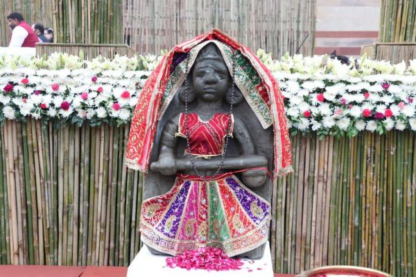 मां अन्नपूर्णा की सौ साल पुरानी मूर्ति