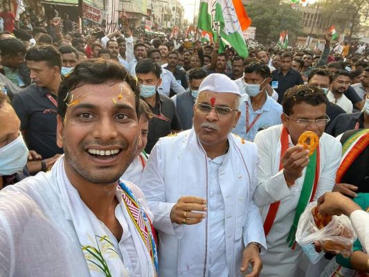 भिलाई जन जागरण रैली के दौरान जलेबी चौक की जलेबी का स्वाद लेते हुए