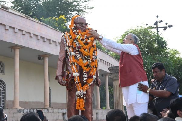 संविधान निर्माता डॉ भीमराव अंबेडकर प्रतिमा पर पुष्प अर्पित कर विनम्र श्रद्धांजलि दी
