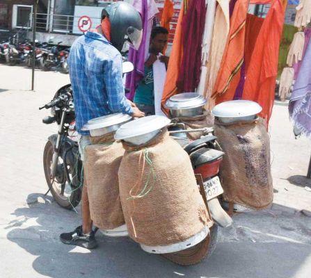 दूध को ठंडा रखने का प्रयास