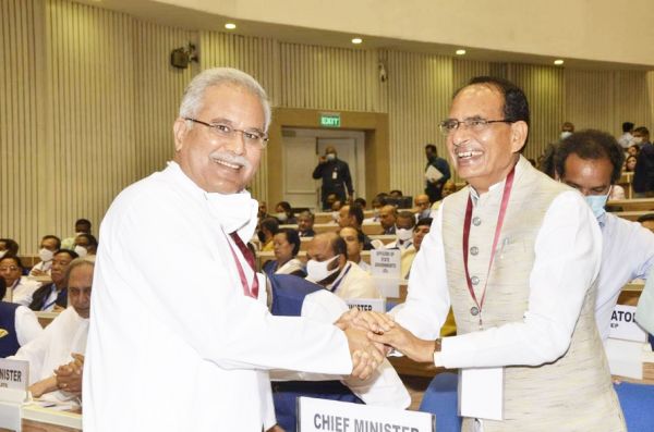 आज नई दिल्ली के विज्ञान भवन में राज्यों के मुख्यमंत्रियों और उच्च न्यायालयों के मुख्य न्यायाधीशों के संयुक्त सम्मेलन में मध्यप्रदेश के मुख्यमंत्री शिवराज सिंह चौहानजी से सौजन्य मुलाकात हुई।