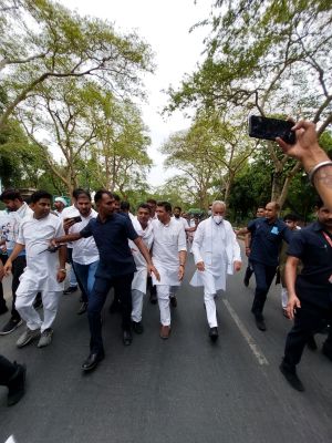 राहुल ईडी दफ्तर के लिए निकले