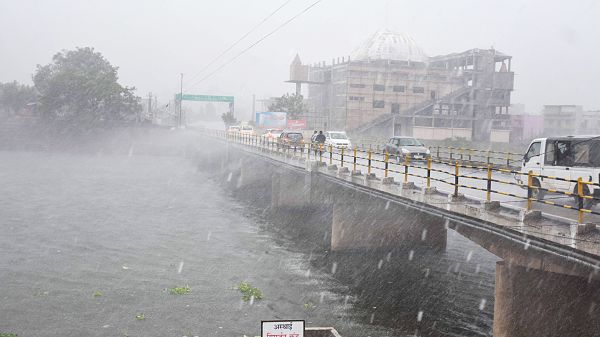 आगे आषाढ़ गिरेगा पानी...