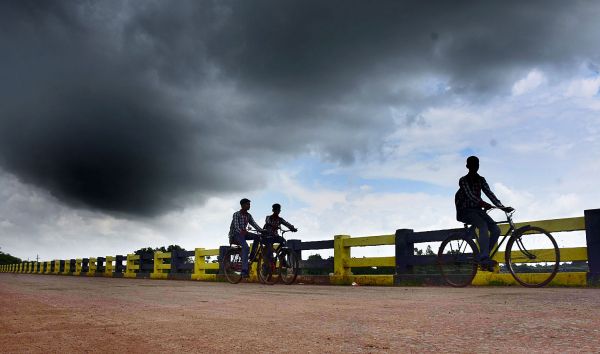 बादलों के बरसने के पहले स्कूल से घर पहुँच जाएँ तो बेहतर....