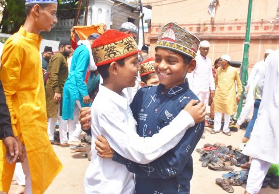 ईद उल-अजहा (बकरीद) के मौके पर रविवार को बड़ी ईदगाह में विशेष नमाज पढ़ी गई। नमाज के बाद छोटे-बड़ों ने एक-दूसरे के गले मिलकर बधाई दी। तस्वीर/ ‘छत्तीसगढ़’