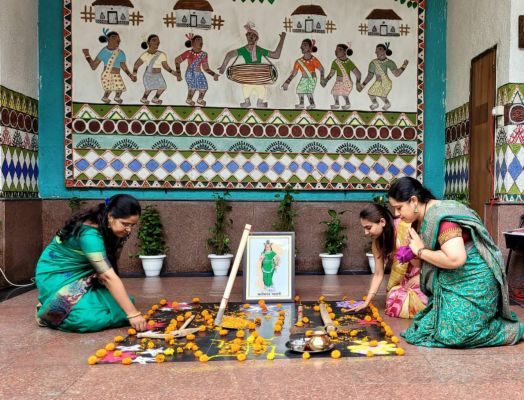 हरेली पर्व पर छत्तीसगढ़ भवन, नई दिल्ली में कृषि उपकरण और छत्तीसगढ़ महतारी की पूजा करतीं महिलाएं।