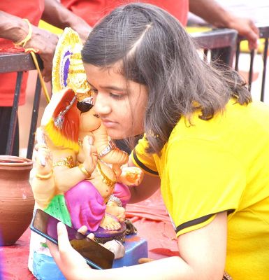 बिदाई की उदासी चेहरे पे लिखी दिखती है...