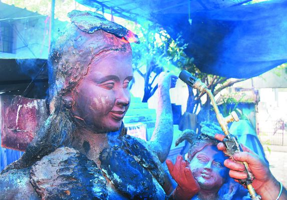  समय कम इसलिए जल्द आकार देने मूर्तिकार राकेश पुजारी मां शक्ति की प्रतिमा को सूखाने कंडे, गैस, फ्लेम का इस्तेमाल कर रहे हैं। यह प्रतिमा बजरंग नगर में स्थापित की जानी है। तस्वीर / ‘छत्तीसगढ़’ 
