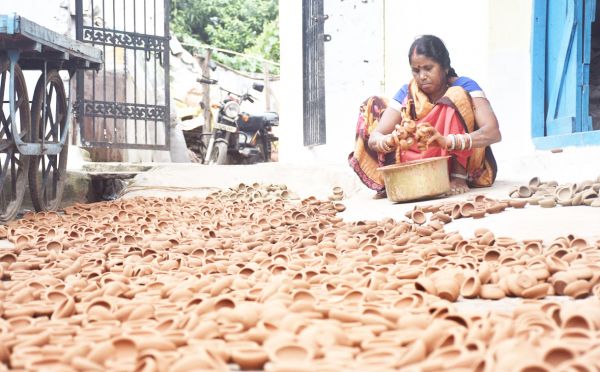  रौशन होंगे घर-द्वार दीपावली अब काफी करीब है। सभी लोग अपनी-अपनी तैयारियों में जुटे हुए हैं। कोरोनाकाल के बाद खुले वातावरण में पहली दीपावली होगी। कुम्हार भी बड़े पैमाने पर दीए बना रहे हैं। इस उम्मीद में की लोग बिना मोल भाव के खरीददारी करेंगे, और मेहनत की कीमत मिलेगी। फिलहाल 15 रुपये में एक दर्जन दीए उपलब्ध हैं।  तस्वीर/ ‘छत्तीसगढ़’ 